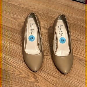 Tan Pumps / size 5.5
